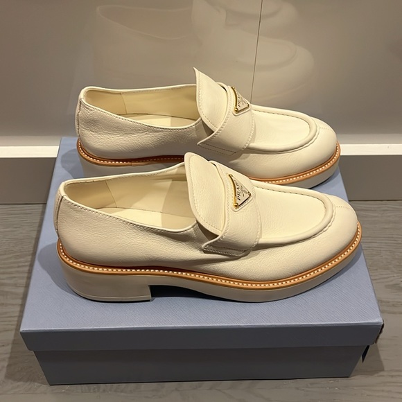 Prada Leather Loafers size 41 STEAL!!! - Picture 4 of 7